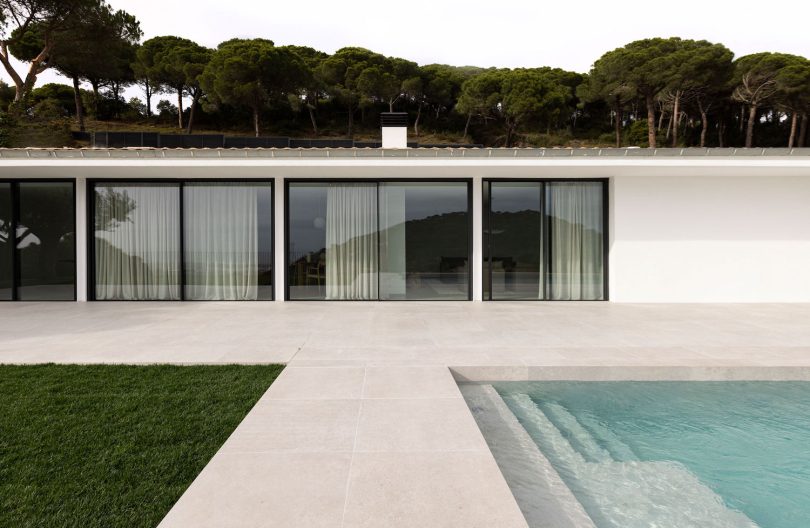 由Norm Architects设计的极简住宅Cabrils Hillside