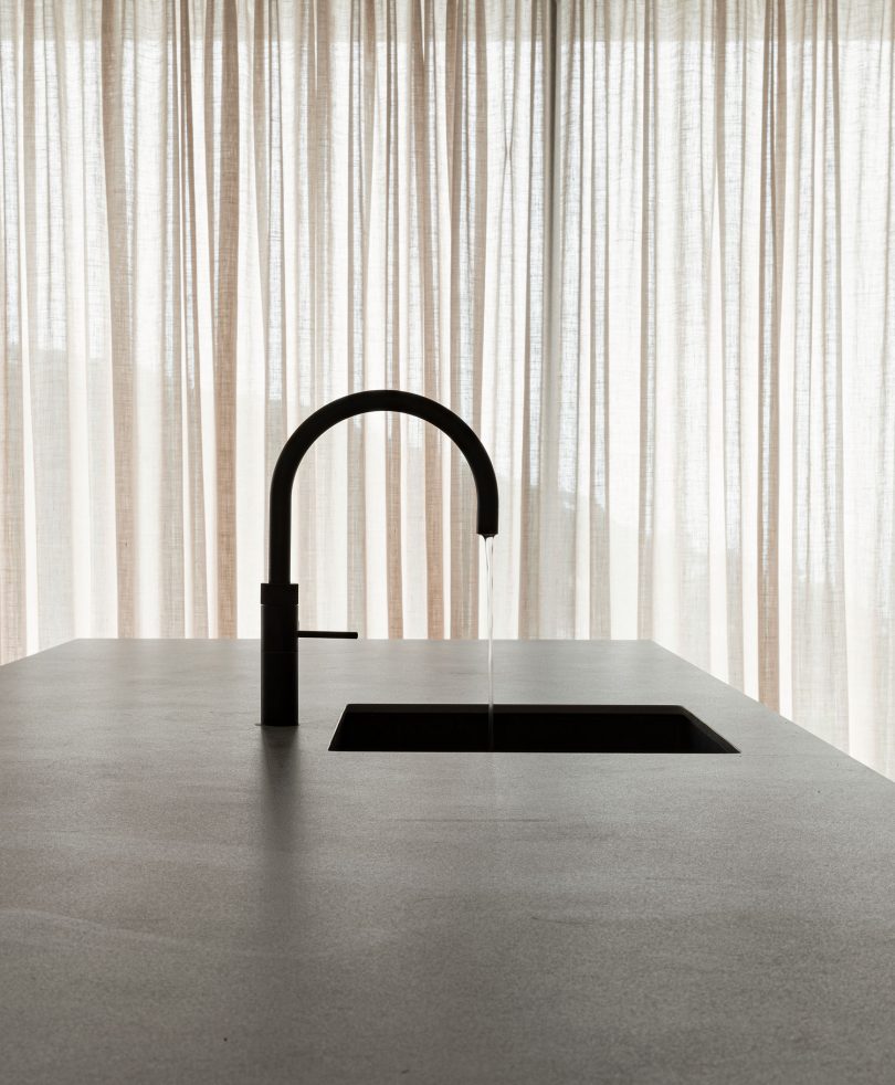 由Norm Architects设计的极简住宅Cabrils Hillside