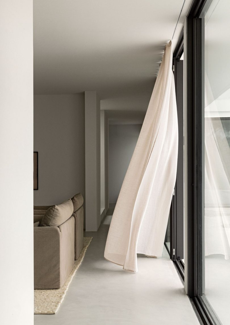 由Norm Architects设计的极简住宅Cabrils Hillside