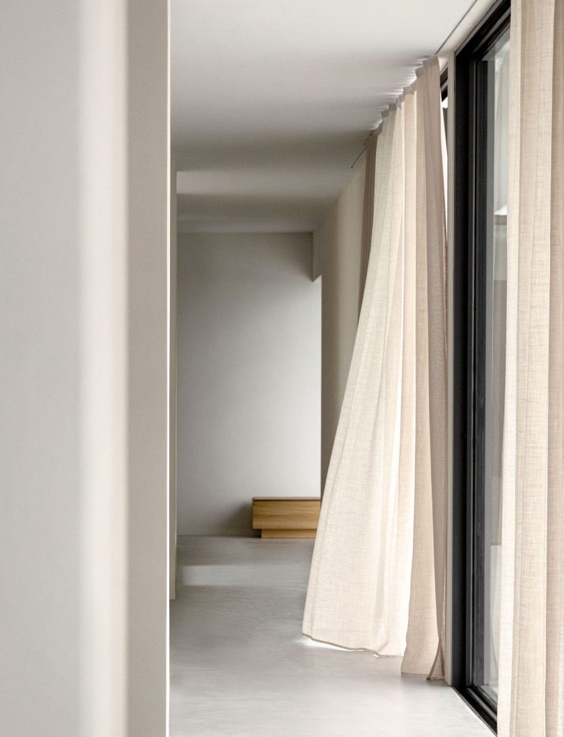 由Norm Architects设计的极简住宅Cabrils Hillside