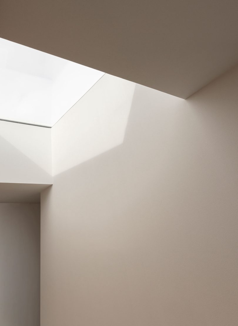 由Norm Architects设计的极简住宅Cabrils Hillside