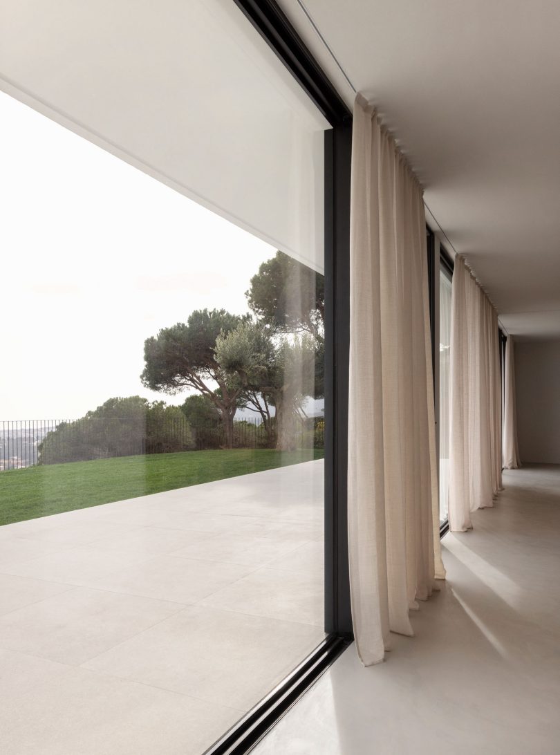 由Norm Architects设计的极简住宅Cabrils Hillside