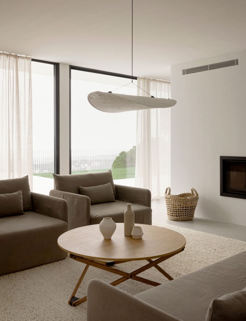 由Norm Architects设计的极简住宅Cabrils Hillside