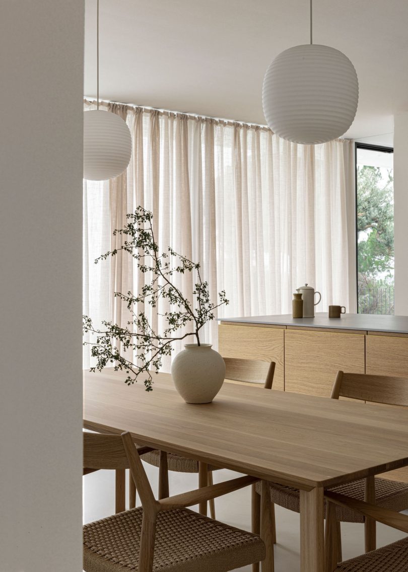 由Norm Architects设计的极简住宅Cabrils Hillside