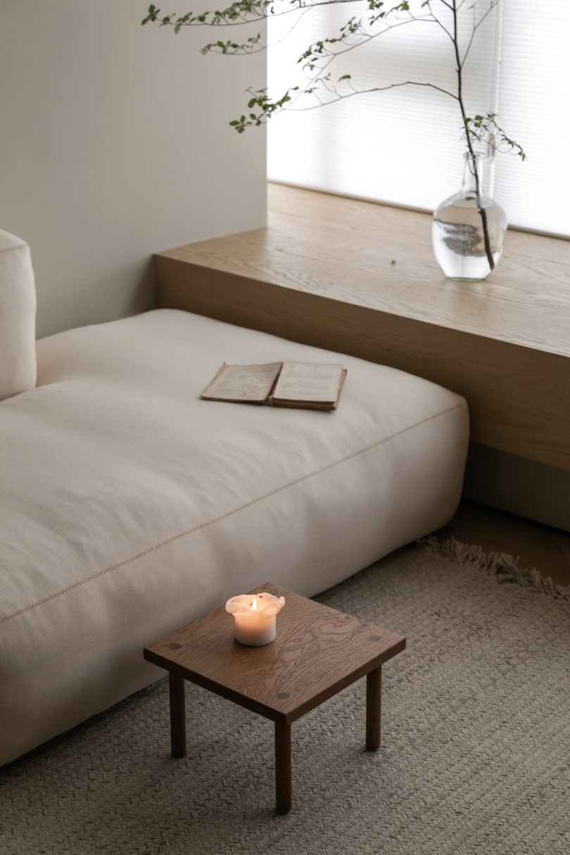 由MUKA Architects设计的极简住宅A&E Apartment