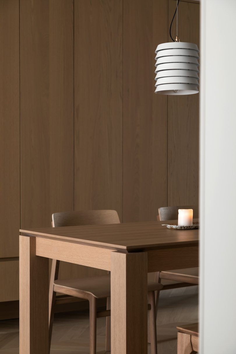 由MUKA Architects设计的极简住宅A&E Apartment