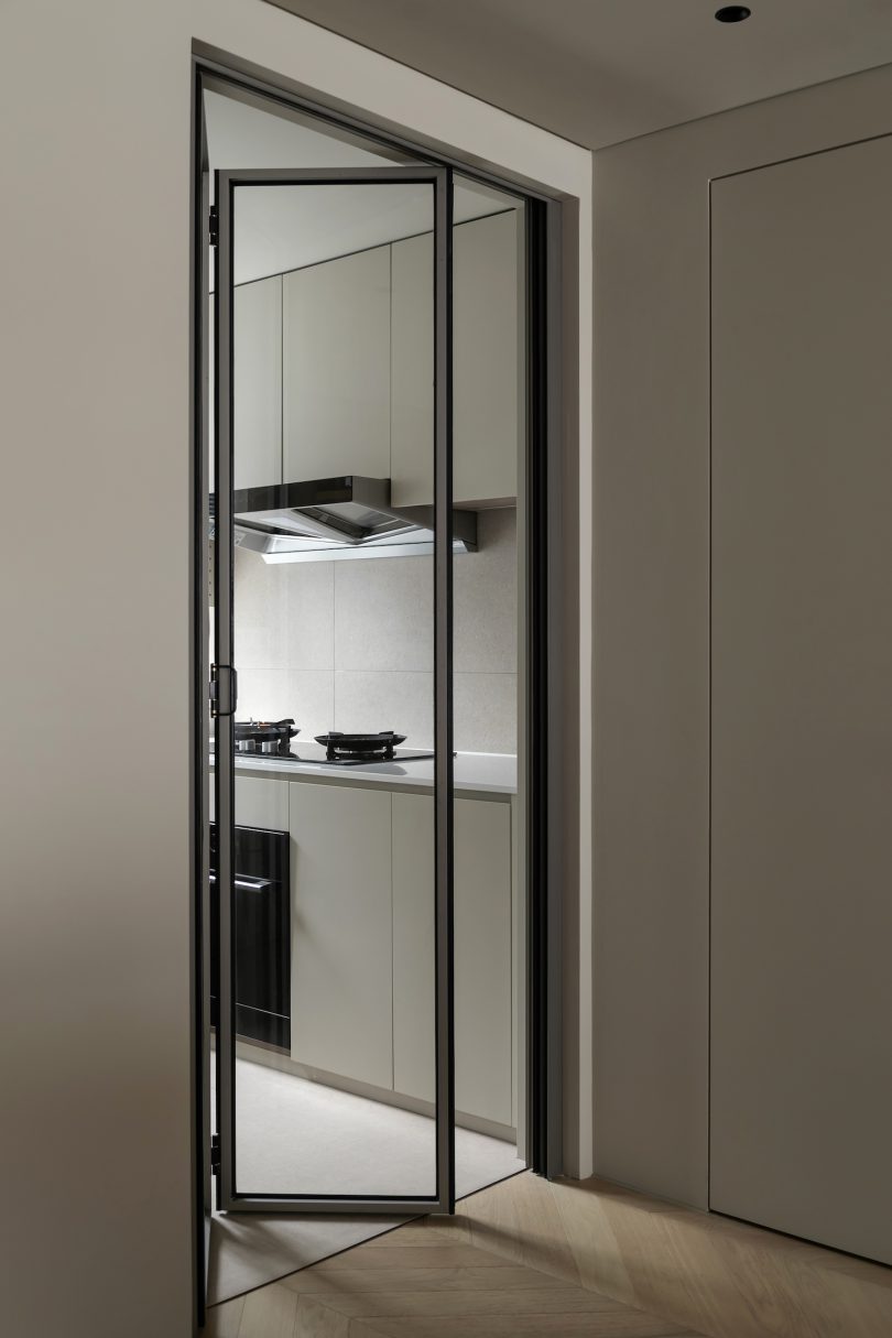 由MUKA Architects设计的极简住宅A&E Apartment