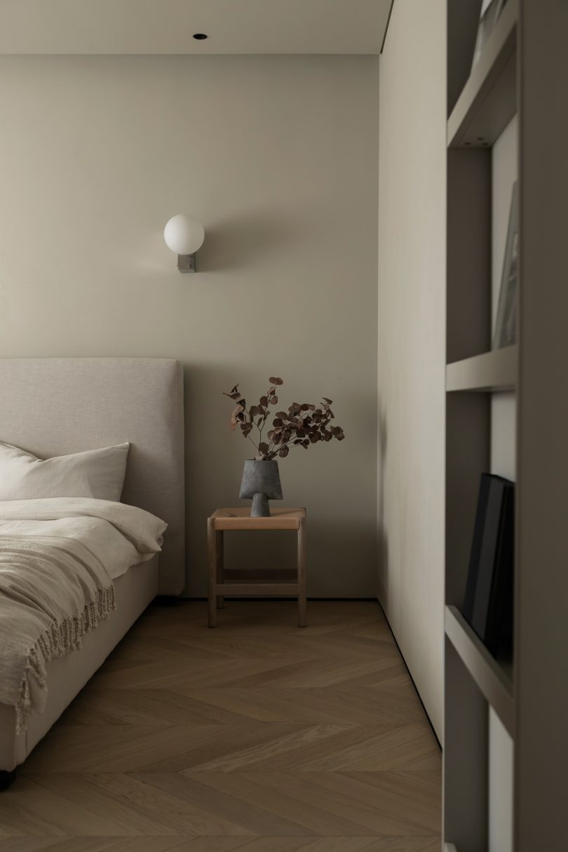 由MUKA Architects设计的极简住宅A&E Apartment