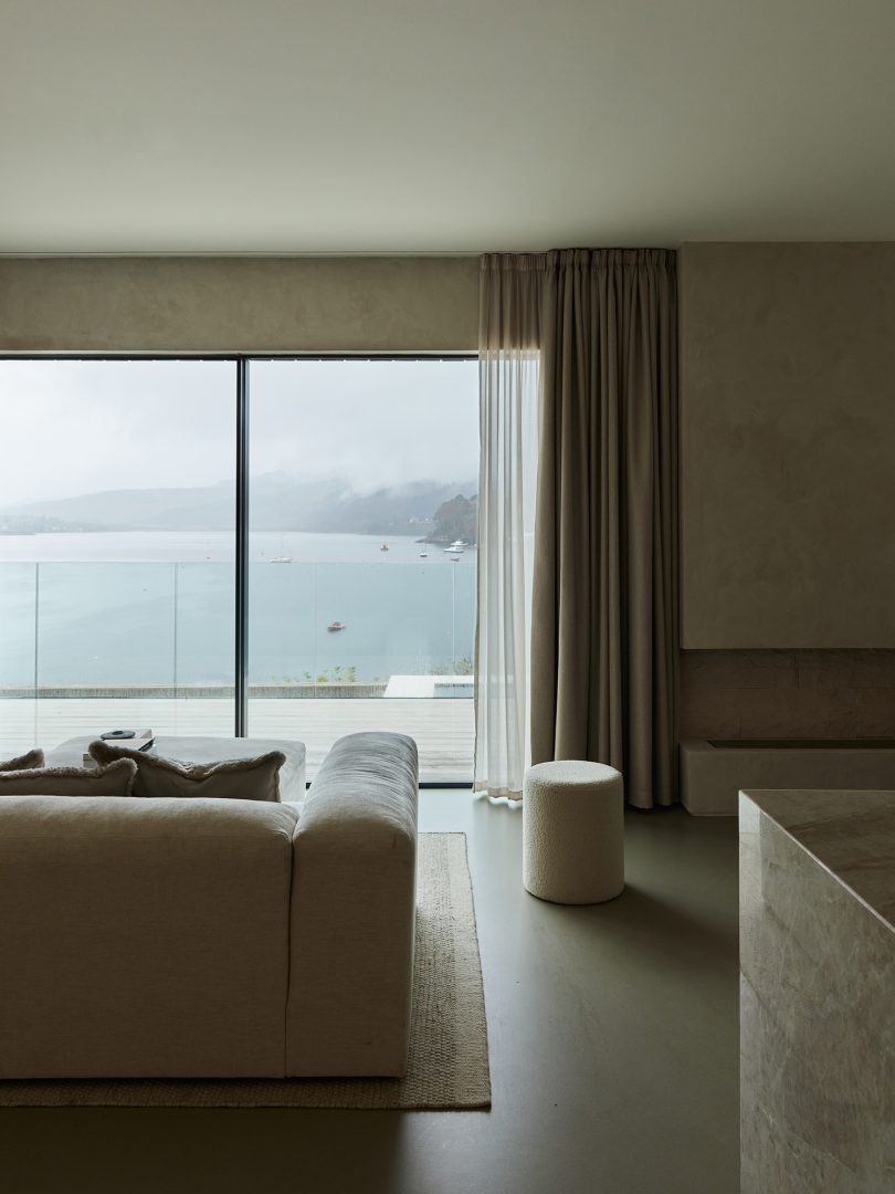 由Room设计的极简主义住宅Hebridean Home