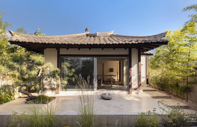 由DESIGN2TONE设计的极简别墅Stay Hwangi