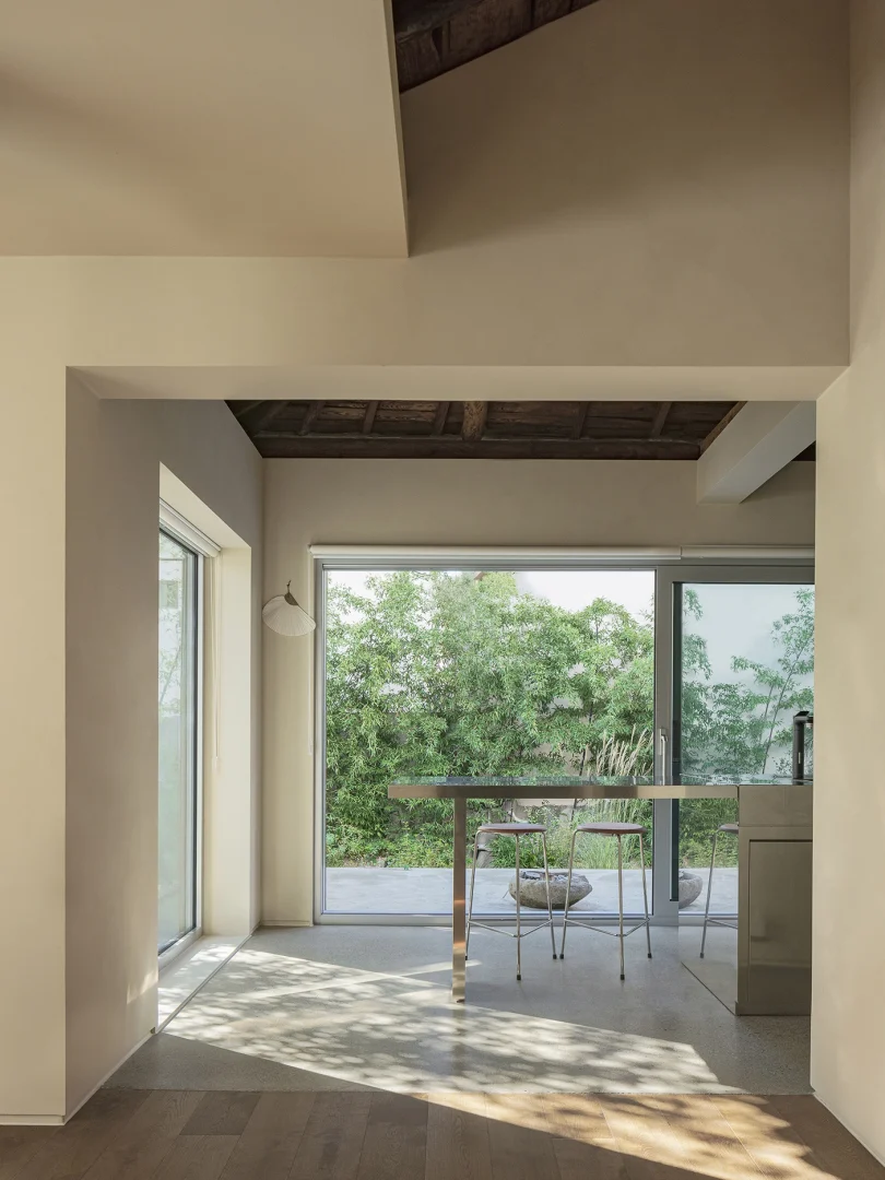 由DESIGN2TONE设计的极简别墅Stay Hwangi