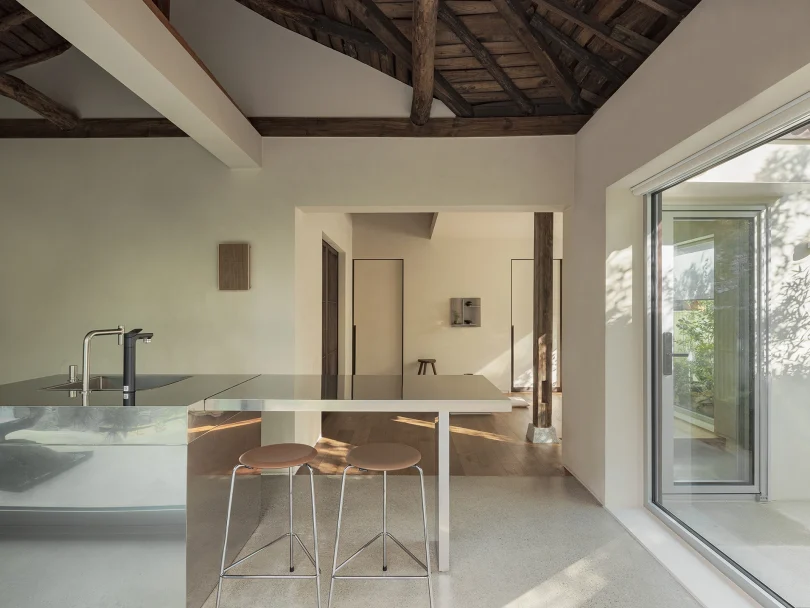 由DESIGN2TONE设计的极简别墅Stay Hwangi