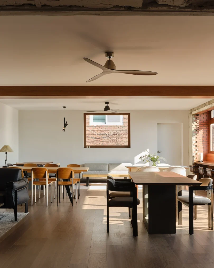 由Studio Sherpa设计的极简咖啡馆Vonzrr