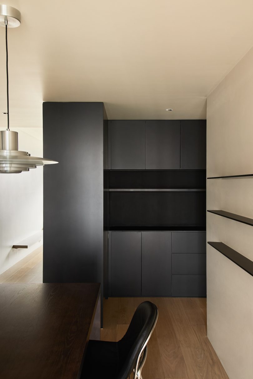 由Nothing Design设计的极简公寓Black Apartment