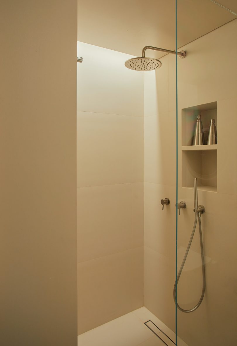 由Nothing Design设计的极简公寓Black Apartment