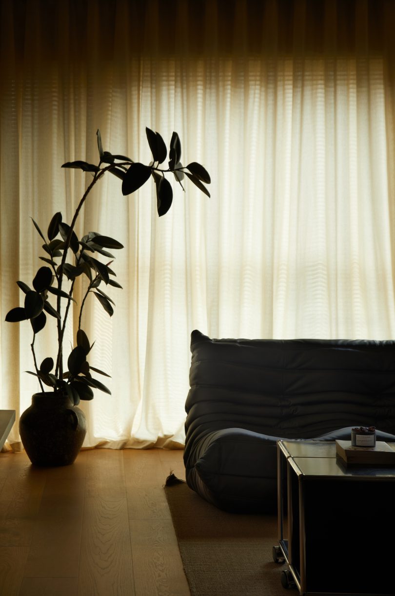 由Nothing Design设计的极简公寓Black Apartment