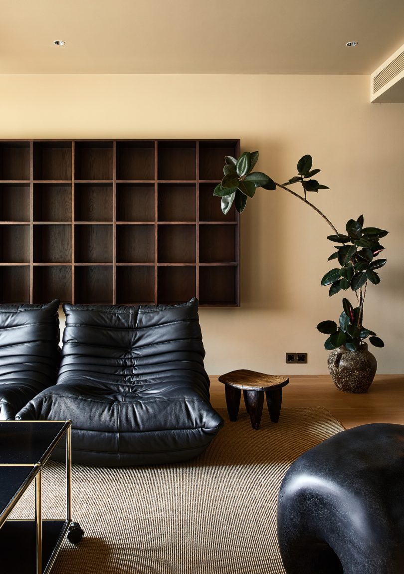 由Nothing Design设计的极简公寓Black Apartment