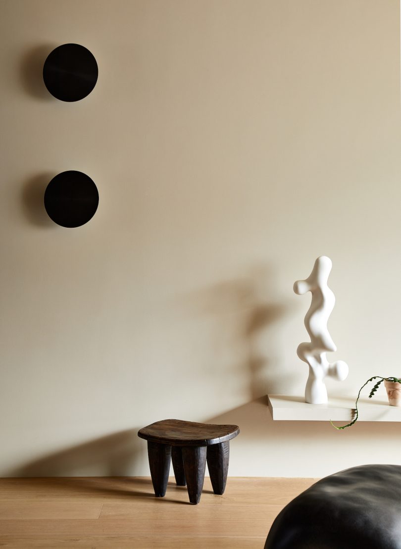 由Nothing Design设计的极简公寓Black Apartment