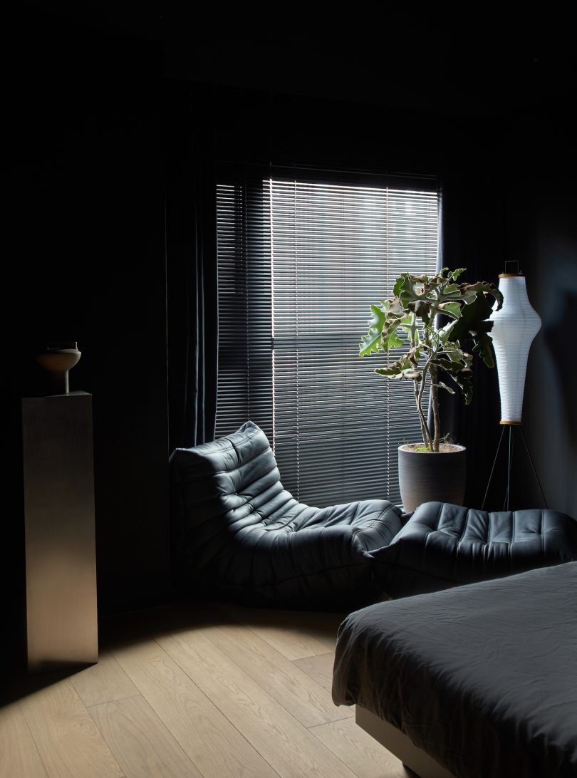 由Nothing Design设计的极简公寓Black Apartment