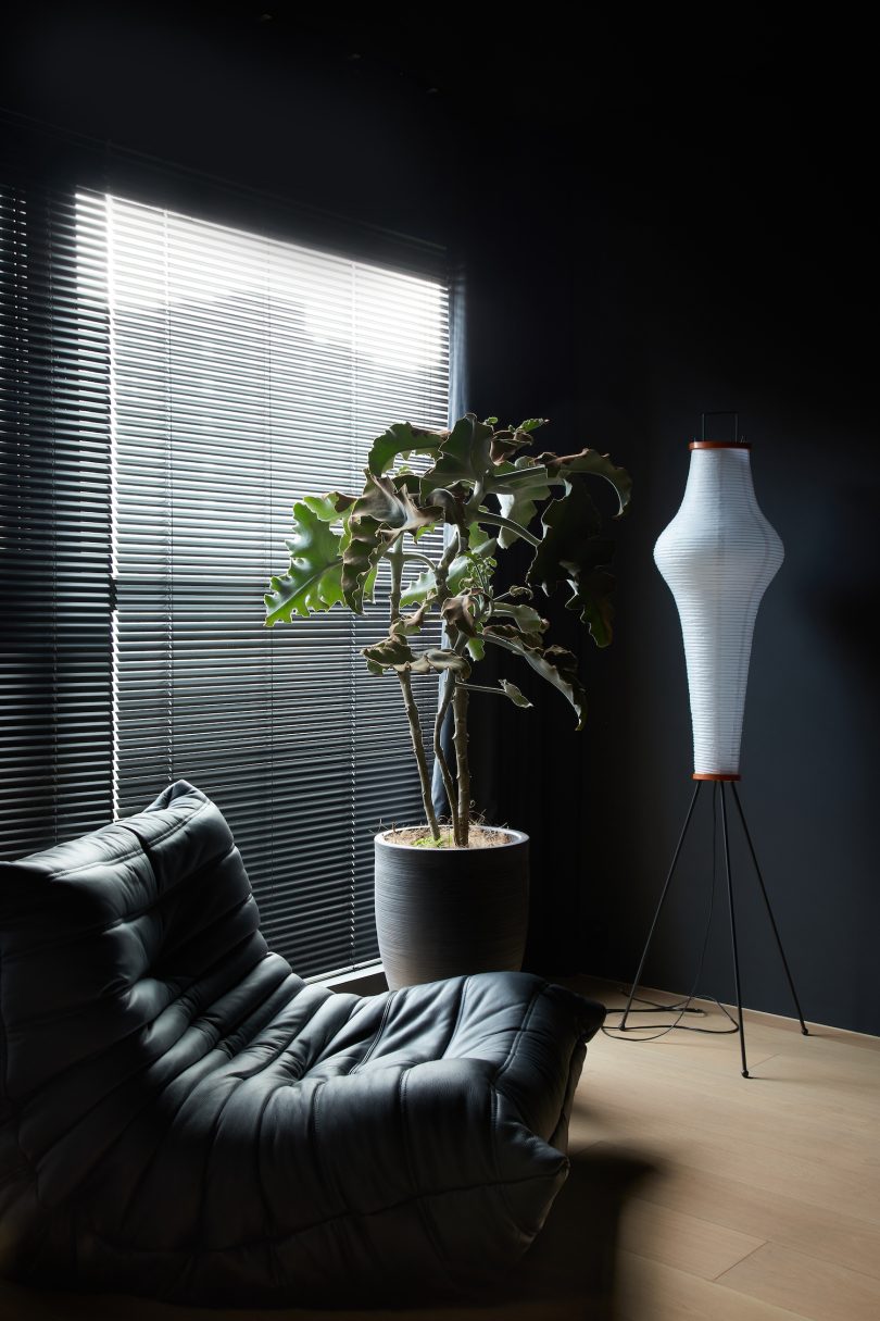 由Nothing Design设计的极简公寓Black Apartment