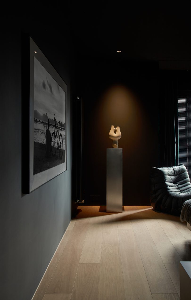 由Nothing Design设计的极简公寓Black Apartment