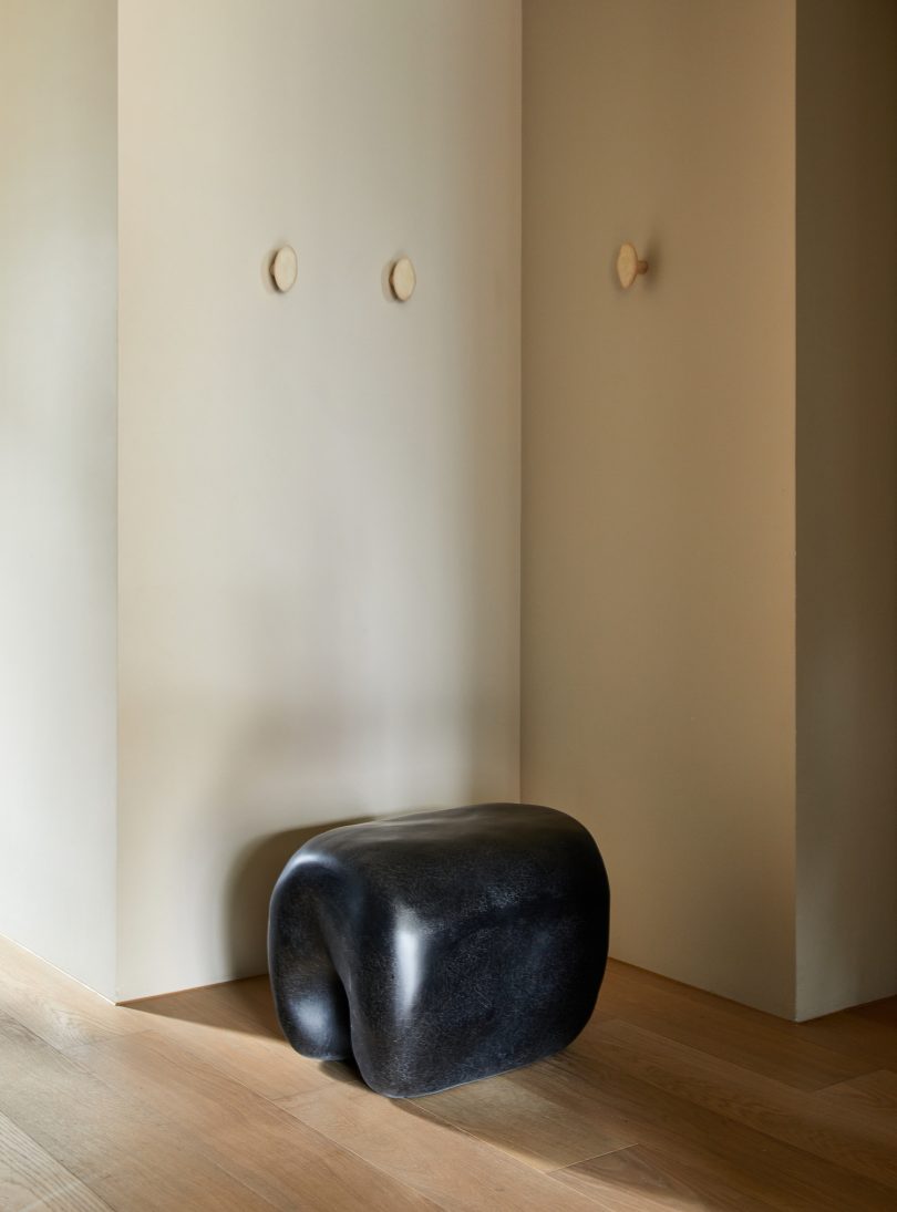 由Nothing Design设计的极简公寓Black Apartment