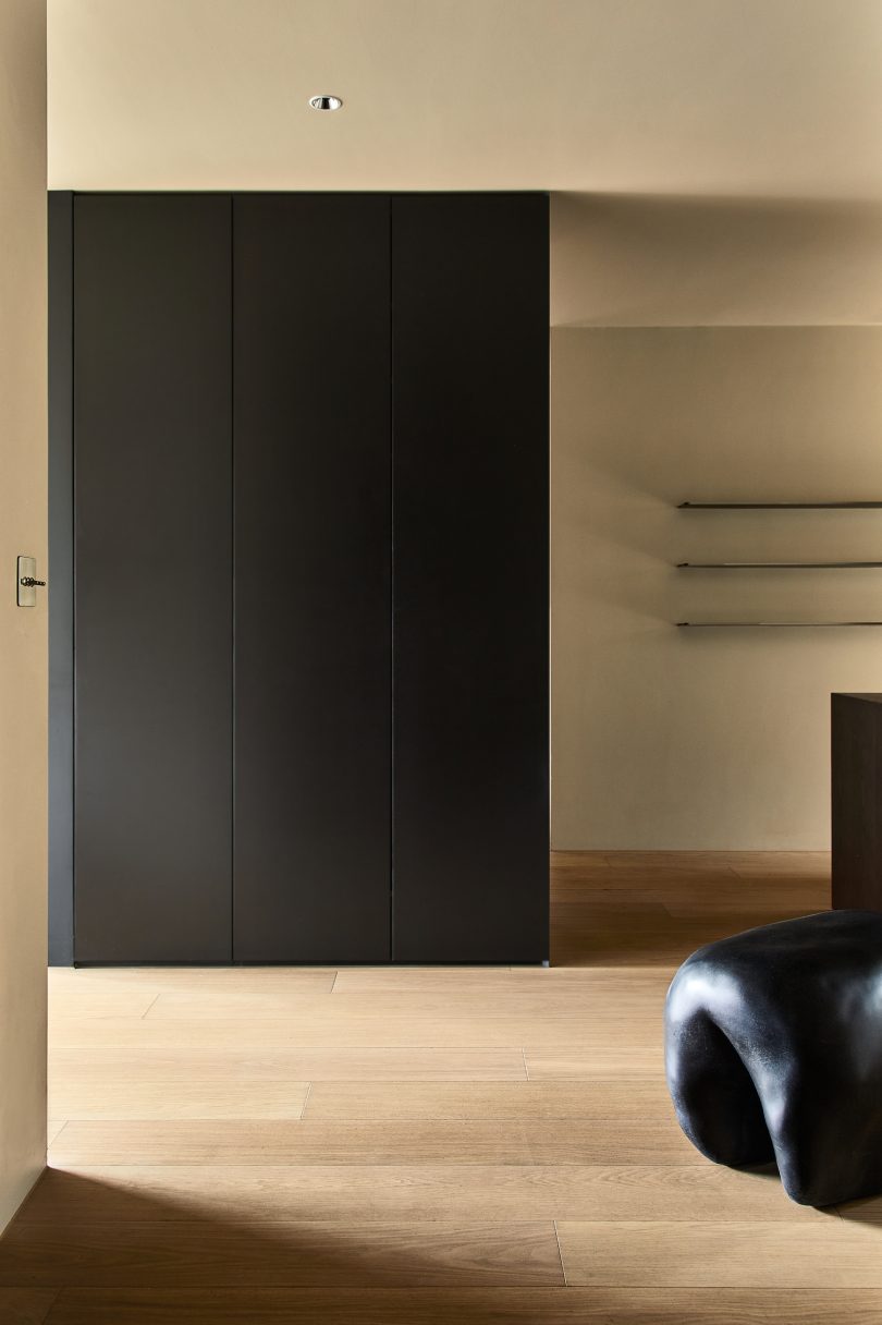 由Nothing Design设计的极简公寓Black Apartment