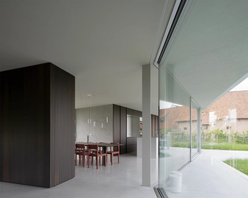 由BASIL architecture设计的极简住宅House WADD