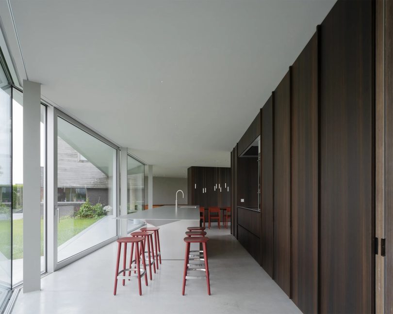 由BASIL architecture设计的极简住宅House WADD
