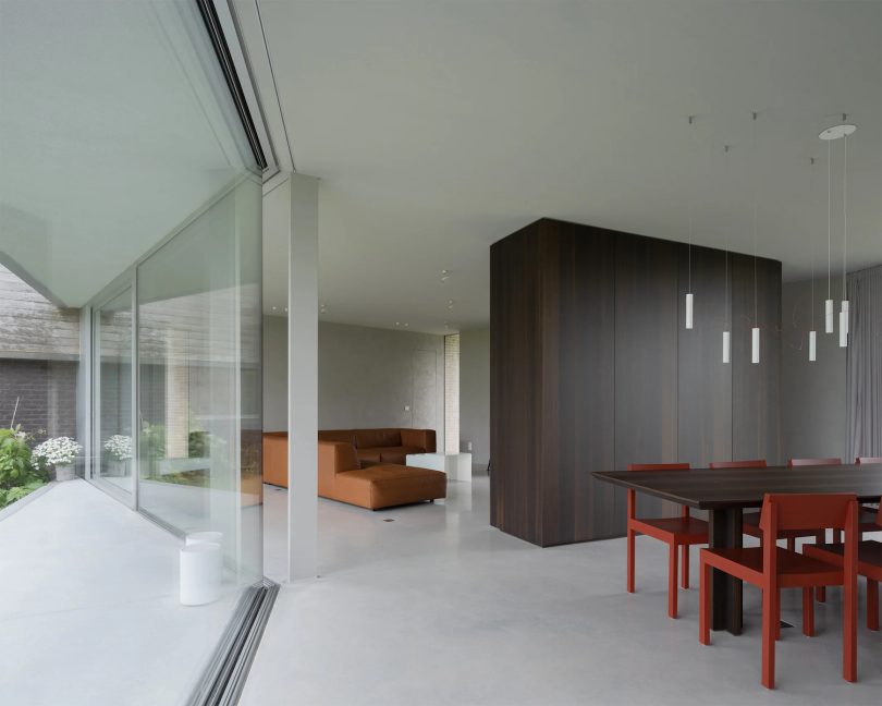 由BASIL architecture设计的极简住宅House WADD