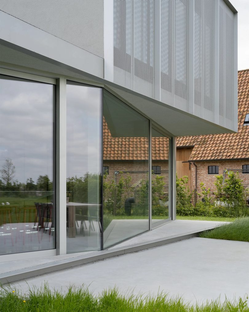 由BASIL architecture设计的极简住宅House WADD