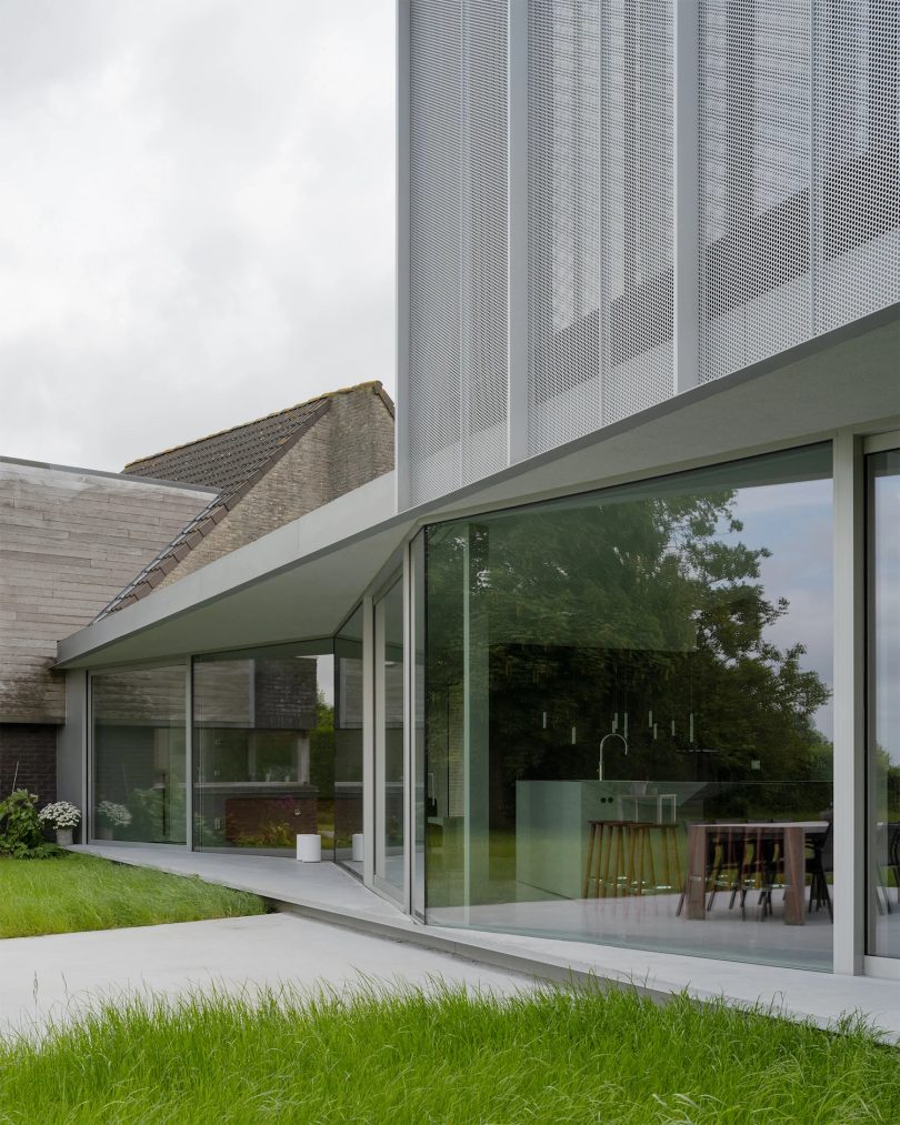 由BASIL architecture设计的极简住宅House WADD