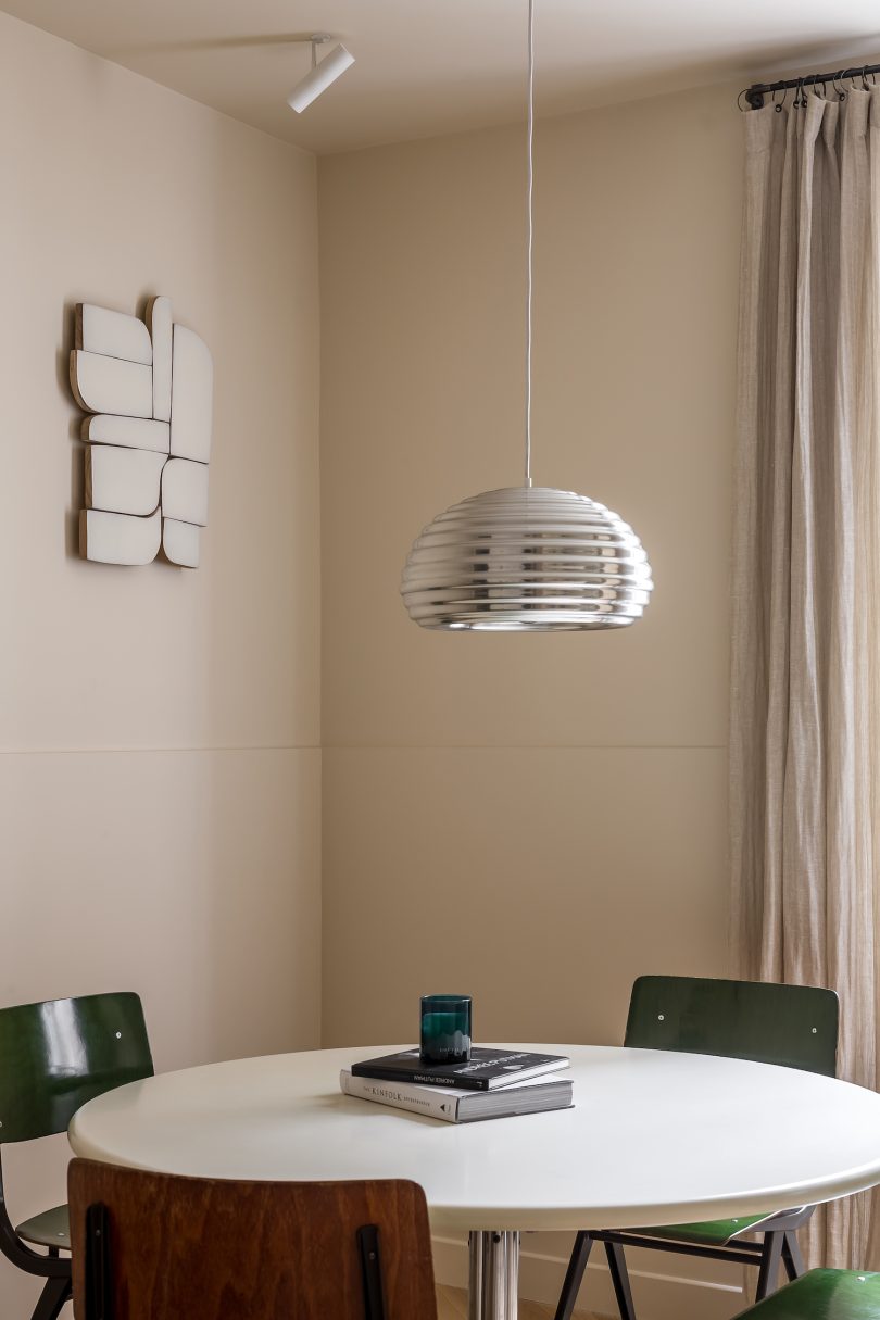 由Bella-Pia设计的极简公寓Jean Pierre Timbaud