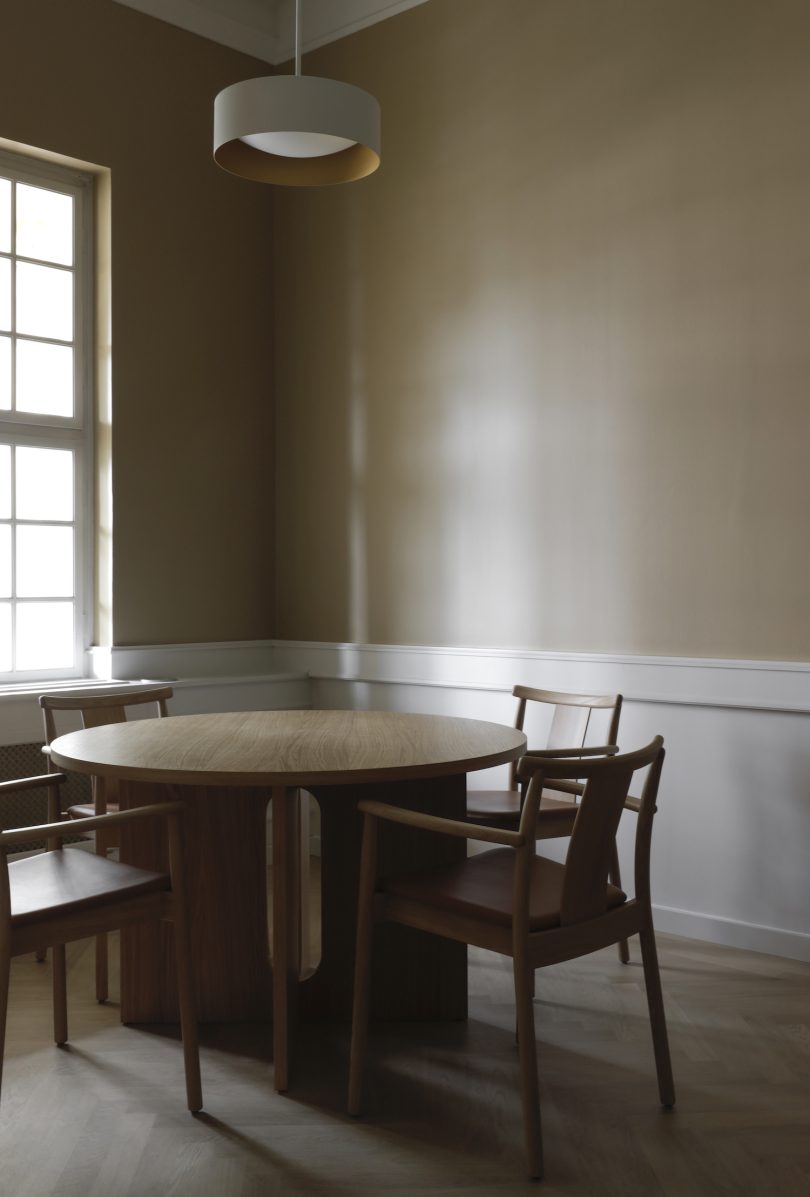 由Skogstad & Wærnes设计的极简主义餐椅Merkur