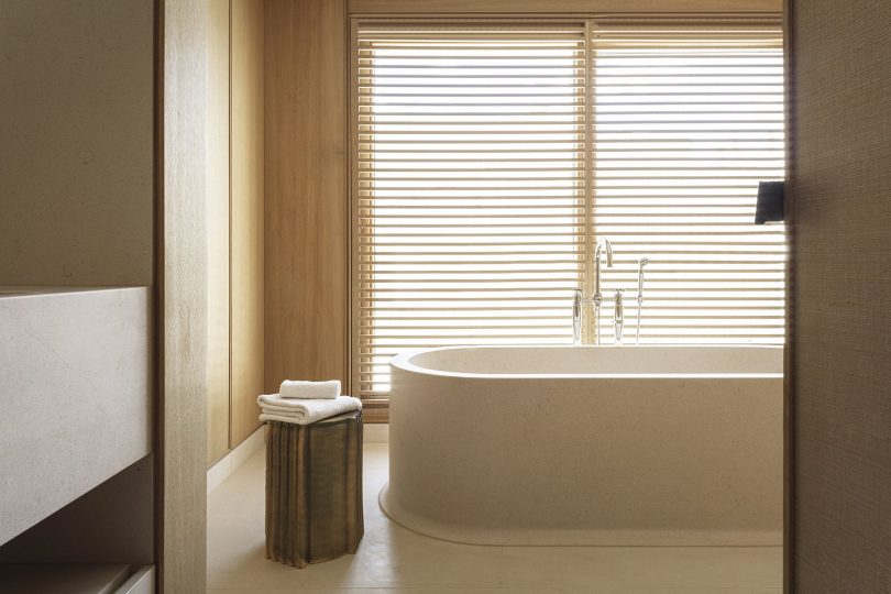 由AFTER BACH设计的极简空间Montaigne