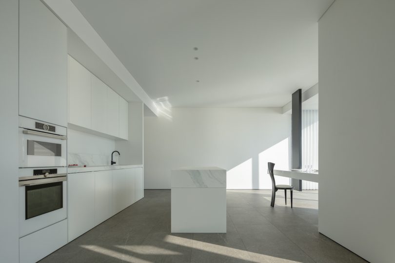 BETWEEN DESIGN设计的极简公寓Waterfront Apartment