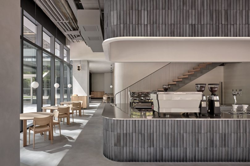 Keiji Ashizawa Architects设计的极简空间Blue Bottle Coffee Jakc Cafe