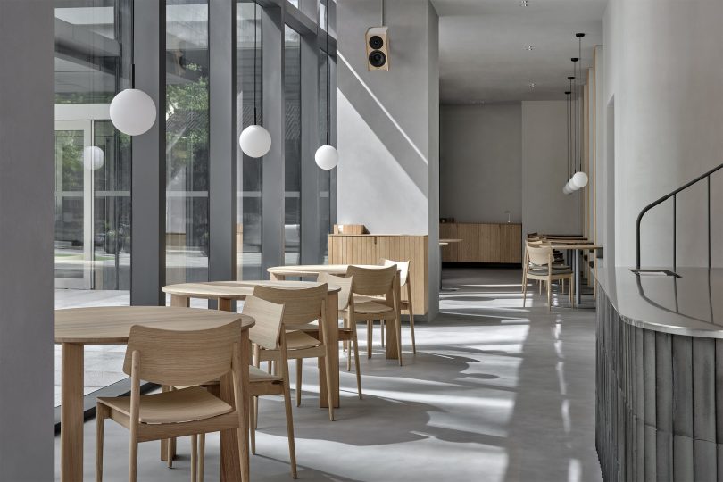 Keiji Ashizawa Architects设计的极简空间Blue Bottle Coffee Jakc Cafe