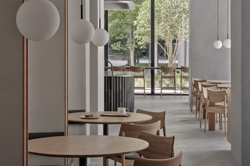 Keiji Ashizawa Architects设计的极简空间Blue Bottle Coffee Jakc Cafe