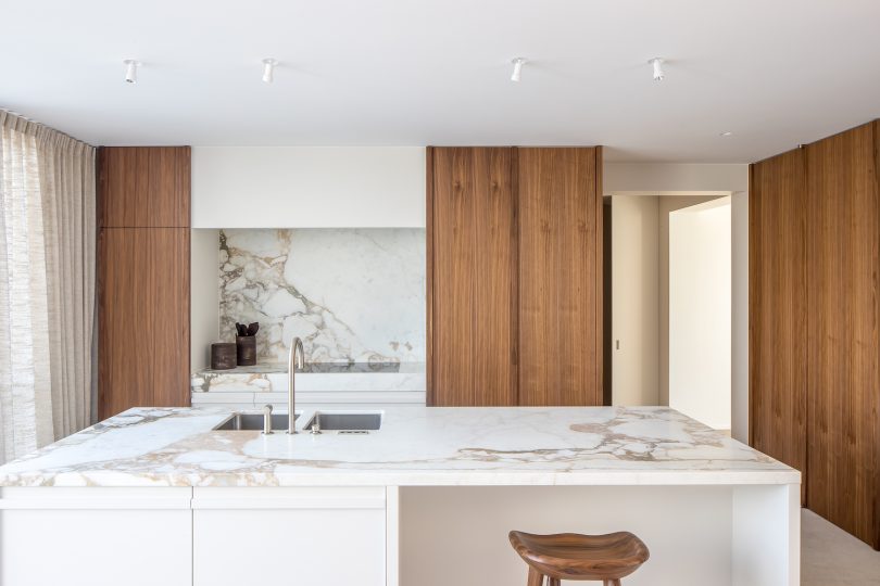 由Atelier 10.8设计的极简公寓Penthouse in Bruges