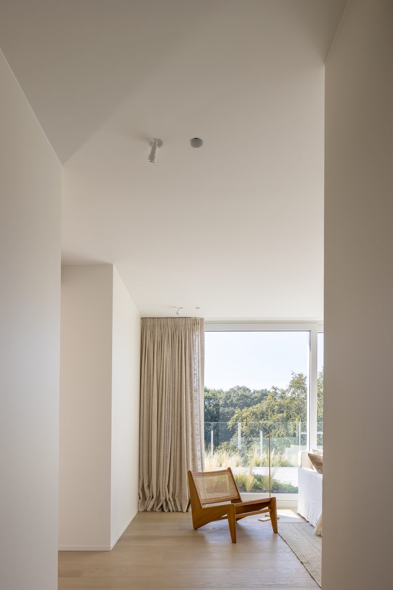 由Atelier 10.8设计的极简公寓Penthouse in Bruges