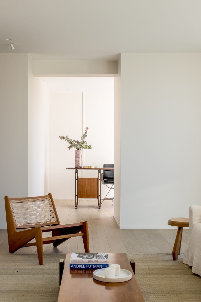 由Atelier 10.8设计的极简公寓Penthouse in Bruges