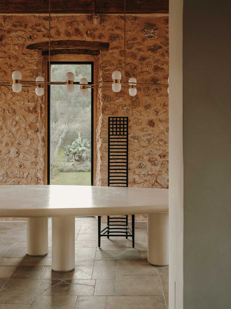 由BonVivant设计的极简主义住宅Son Serra