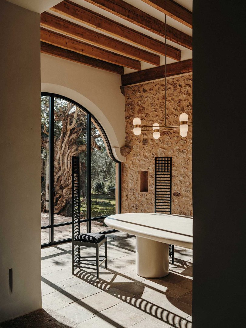 由BonVivant设计的极简主义住宅Son Serra