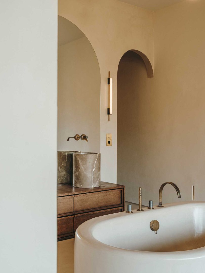 由BonVivant设计的极简主义住宅Son Serra