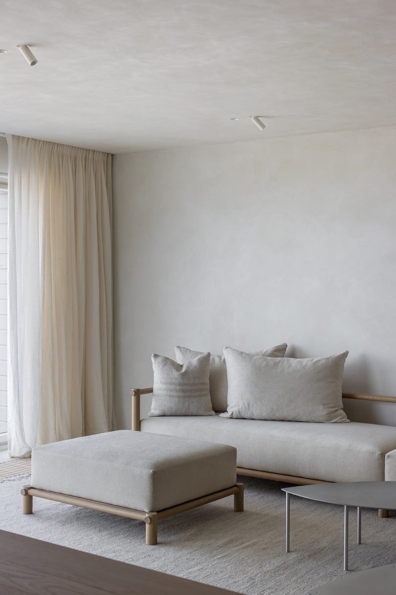 Nathalie Deboel设计的极简主义住宅Unraveled Soul