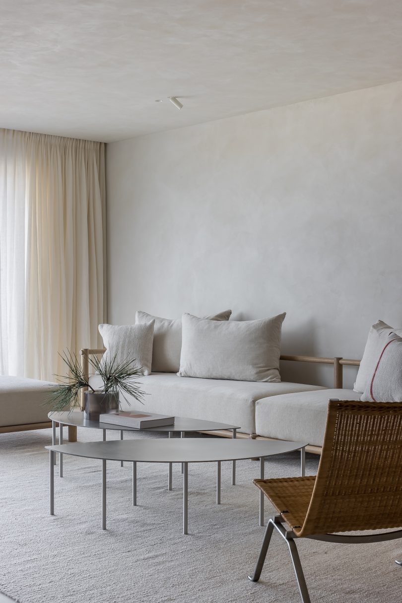 Nathalie Deboel设计的极简主义住宅Unraveled Soul