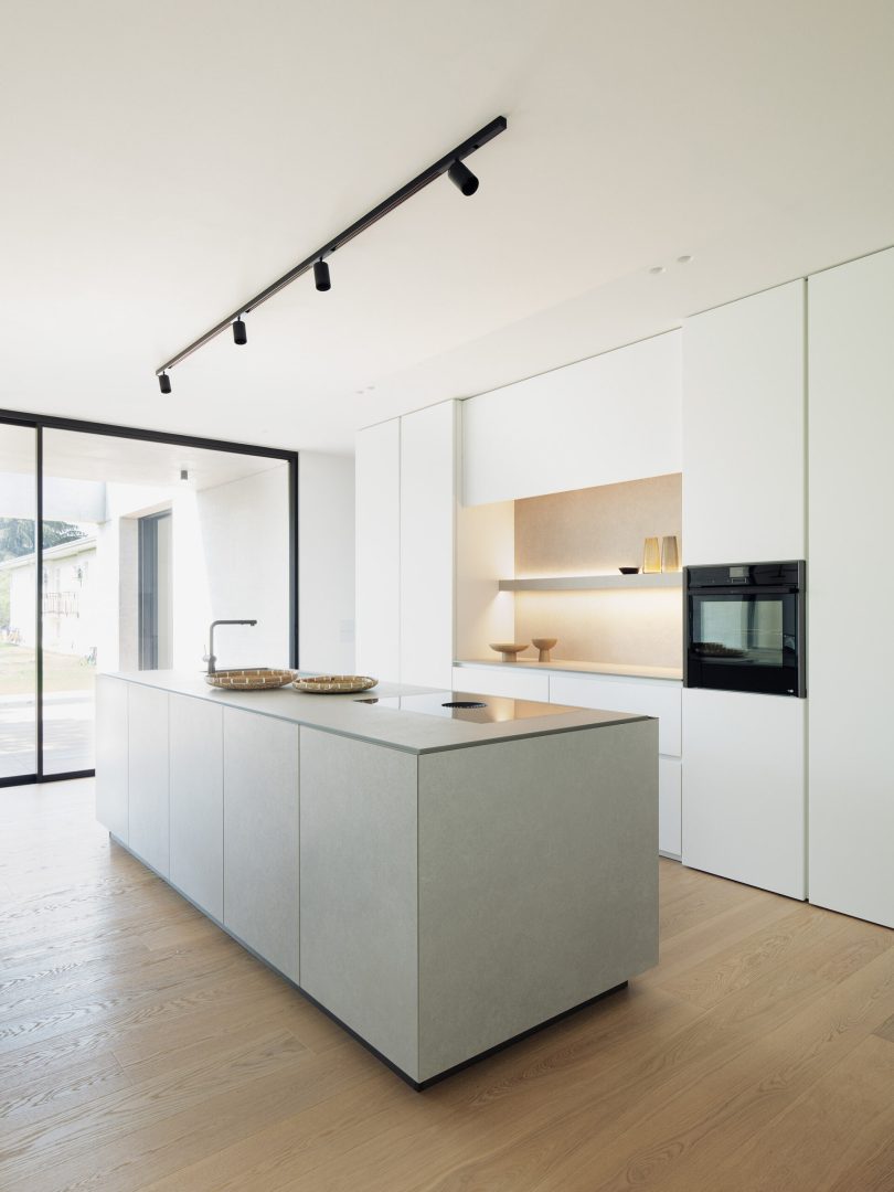 Didonè Comacchio Architects设计的极简主义住宅House FN