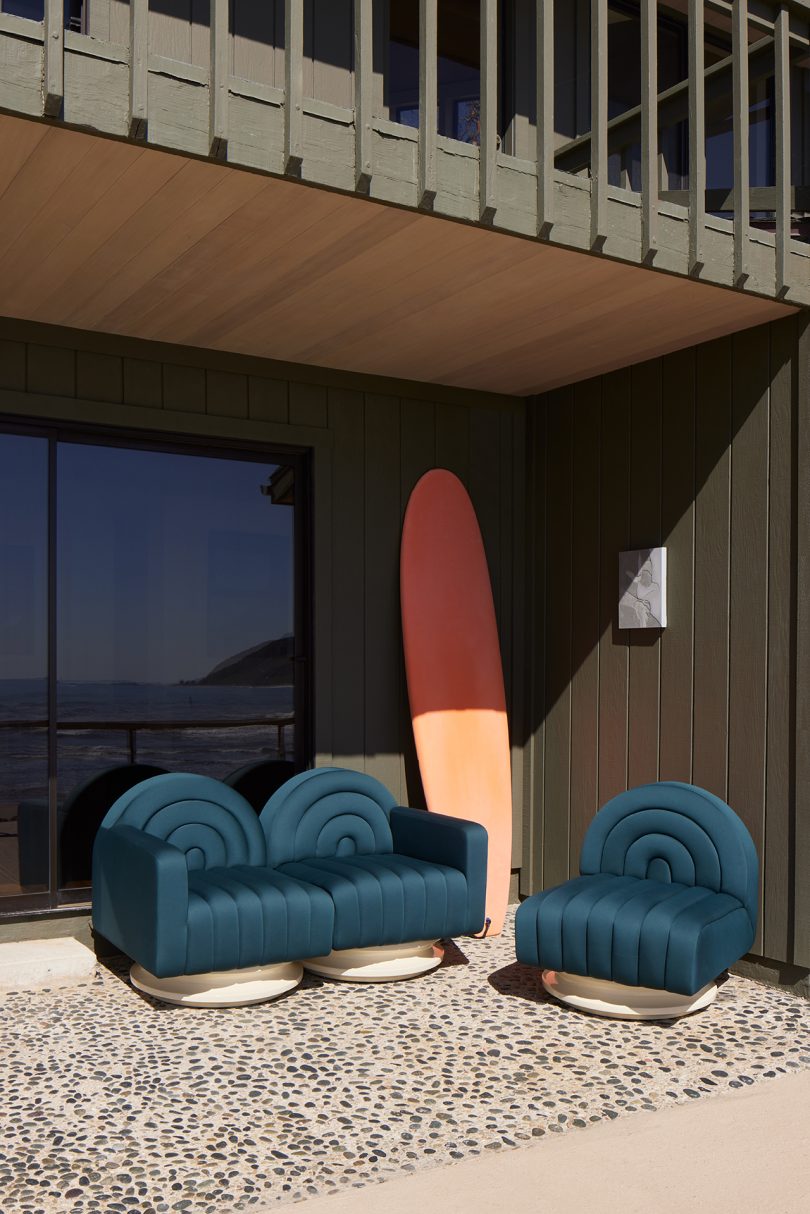 Mondos Outdoor Collection：一个大胆的冲浪风格户外家具系列