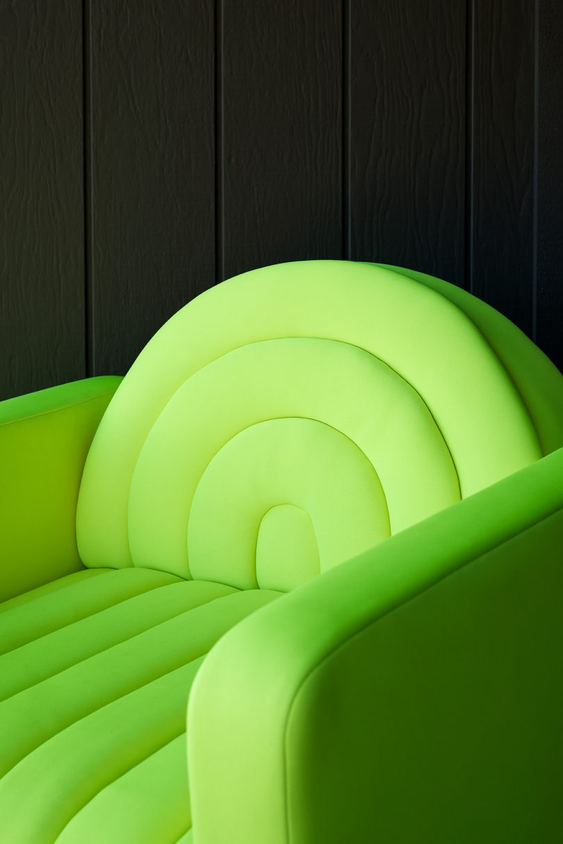 Mondos Outdoor Collection：一个大胆的冲浪风格户外家具系列